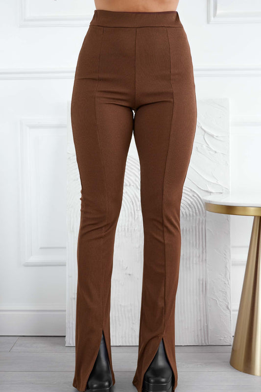 Pantalón canalé marrón con abertura