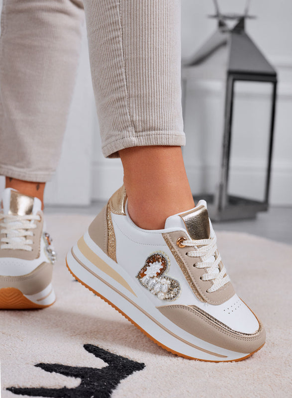 LORELLA - Zapatillas beige con aplicación de joya en forma de corazón
