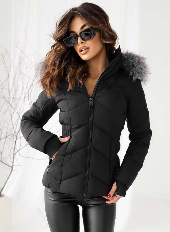 Chaqueta negra con capucha de piel sintética gris