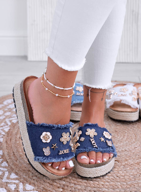 COLEEN - Sandalias tipo zapatilla en azul denim oscuro con aplicaciones doradas