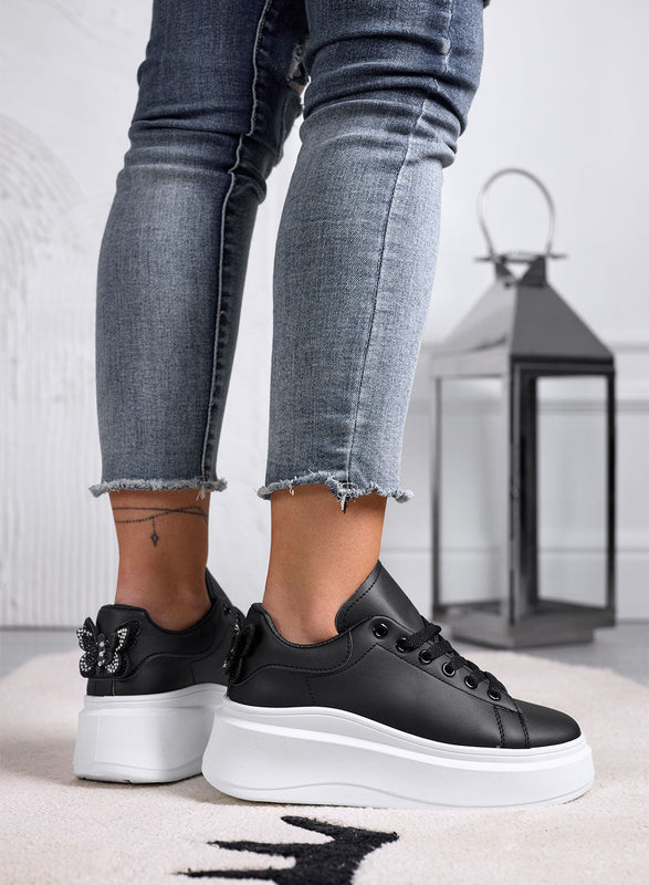 CRISTINA - Zapatillas negras con mariposa de joya