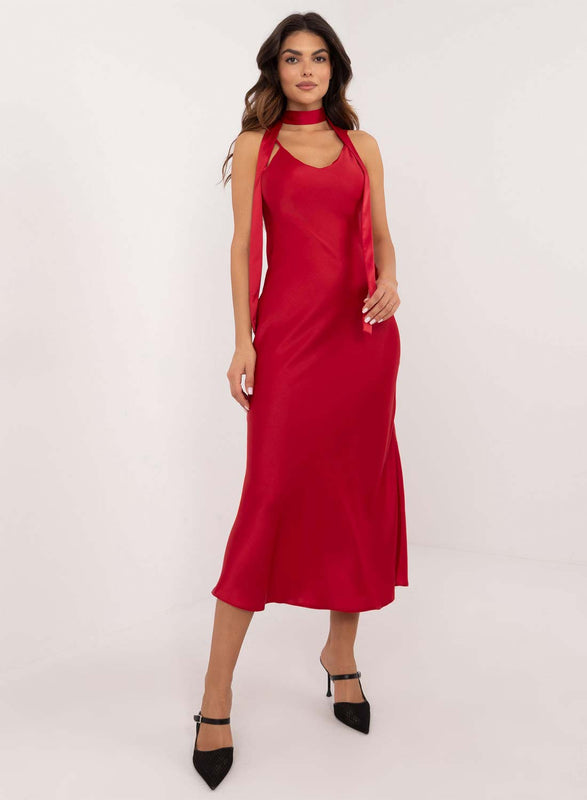 Robe longue rouge en satin avec fente et ceinture