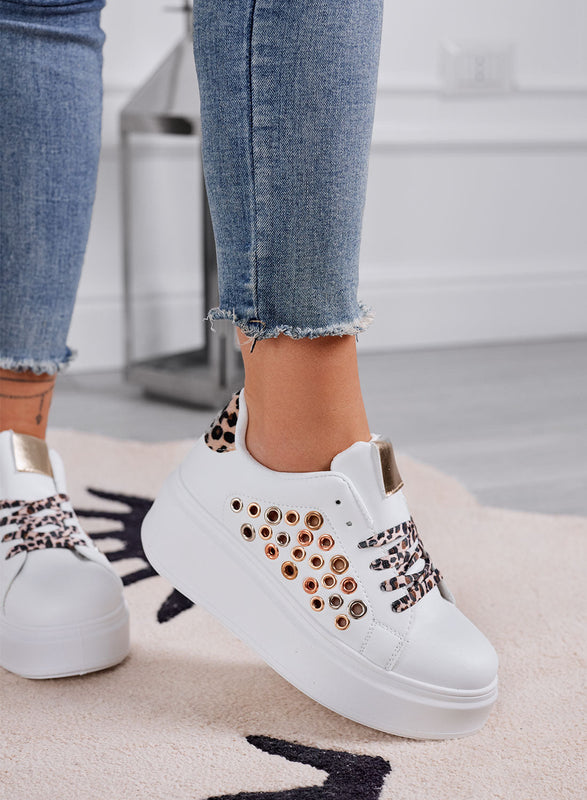 RAFFAELLA - Zapatillas blancas perforadas con ojales e insertos de estampado animal print