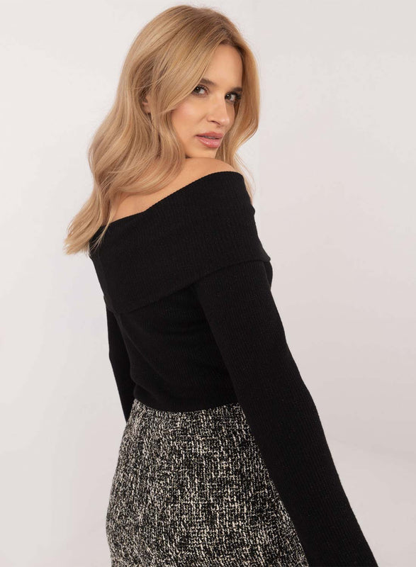Blusa negra con escote barco