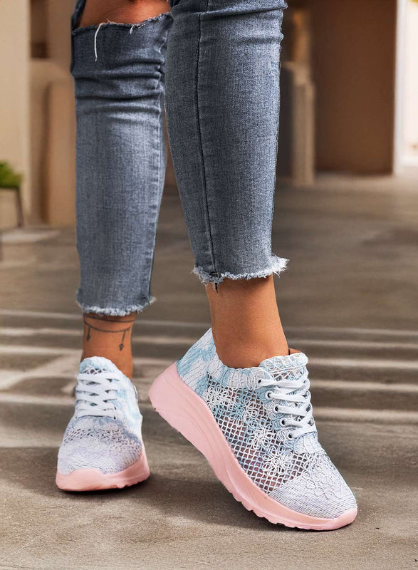 GAIA - Zapatillas blancas y azules perforadas con suela de goma rosa