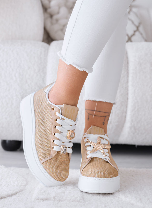 LINDA - Zapatillas beige con apliques de joya dorados y suela plataforma