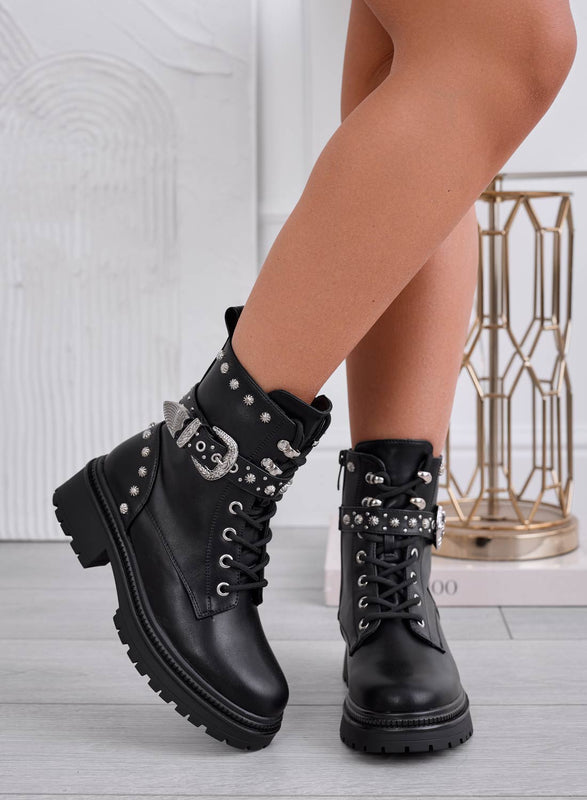 BERNADETTE - Botines negros estilo biker con hebillas y tachuelas