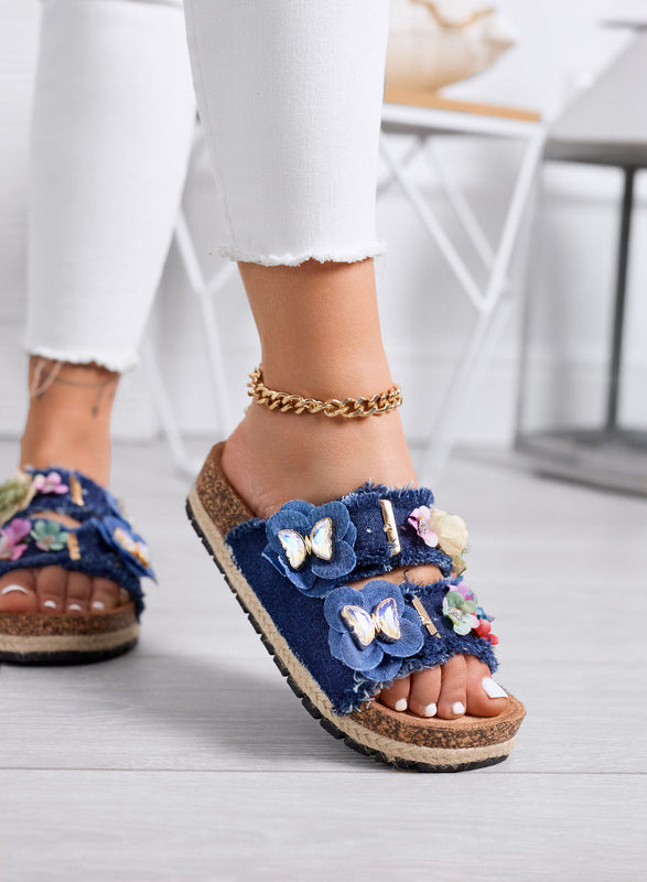 ALIBY - Sandalias azul denim Zapatillas con flores de colores y detalles de joyería sobre suela de corcho
