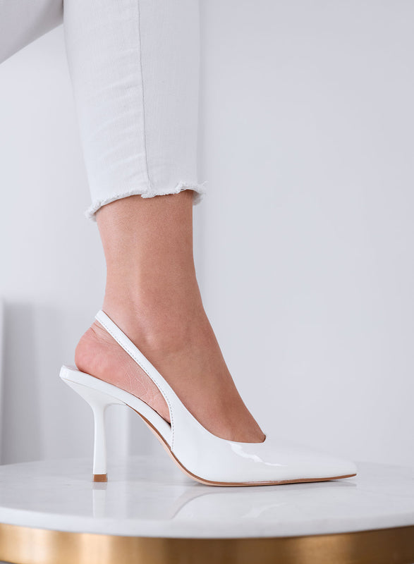 NAOMI - Zapatos destalonados blancos de charol con punta y tacón