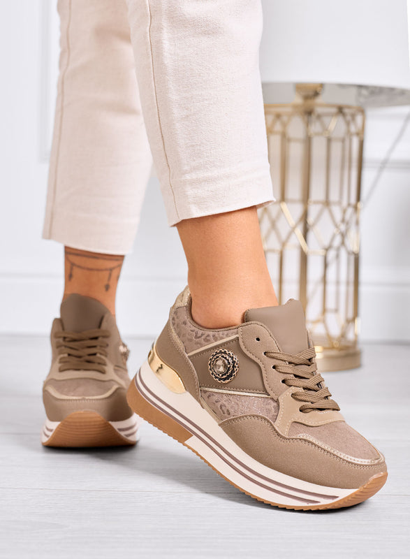 BAHIA - Zapatillas color barro con aplicación de joya y suela plataforma