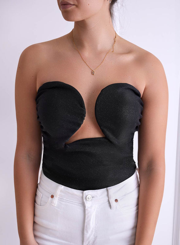 Top negro laminado con escote profundo