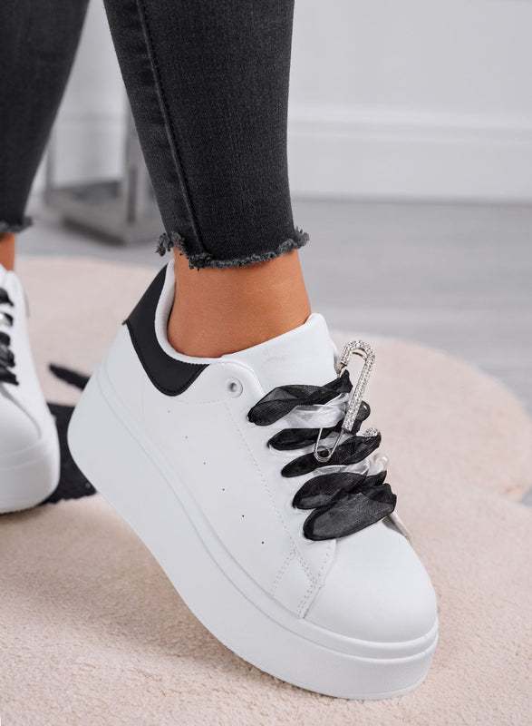 ANGY - Zapatillas blancas platform con cordones de organza negros y broche de joya