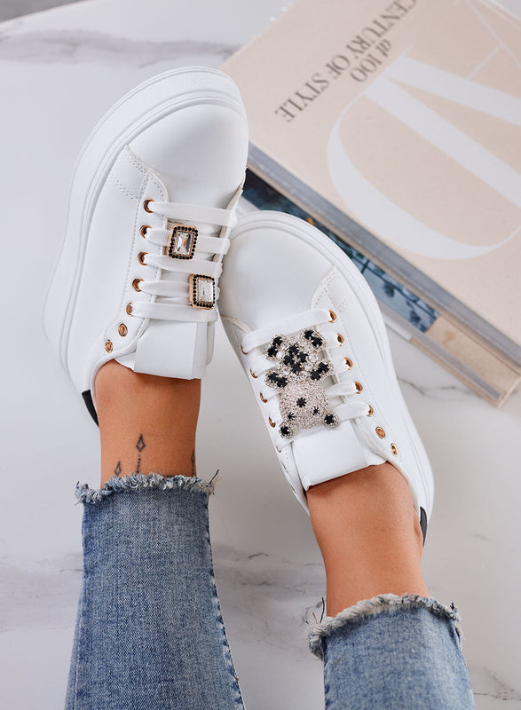 TANIA - Zapatillas blancas y negras con aplique de teddy joya