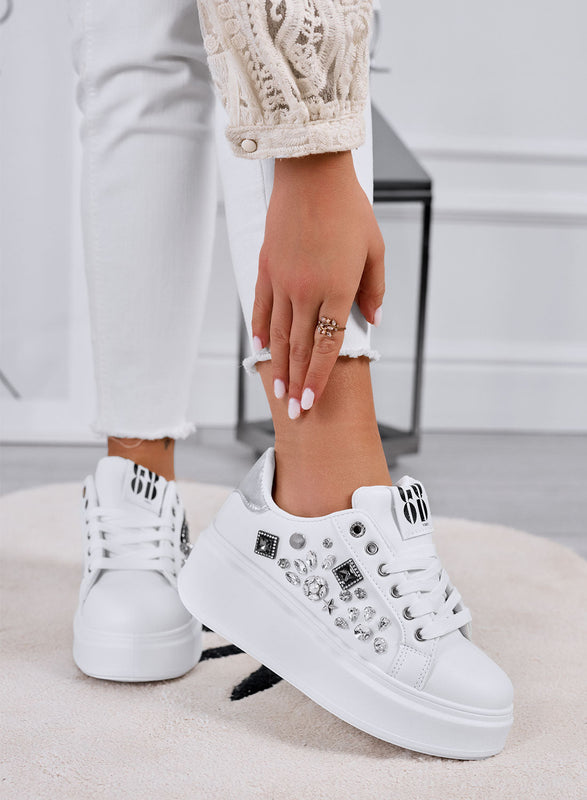 KELLY - Zapatillas blancas con cuña y aplicaciones de joyería plateada