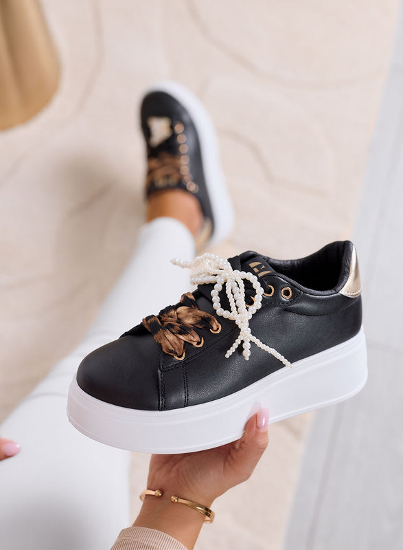 LAURA - Zapatillas negras con plataforma, cordones animal print y detalles joya