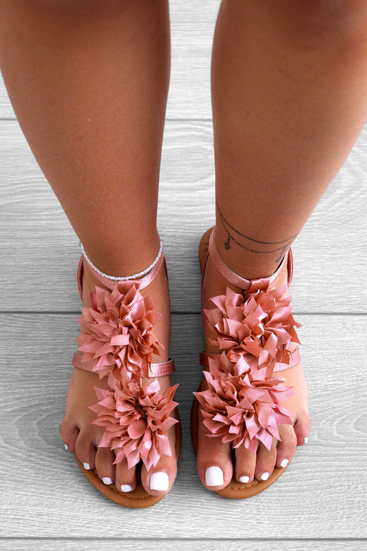 Sandalias de dedo rosas de satén con apliques de flores Connie