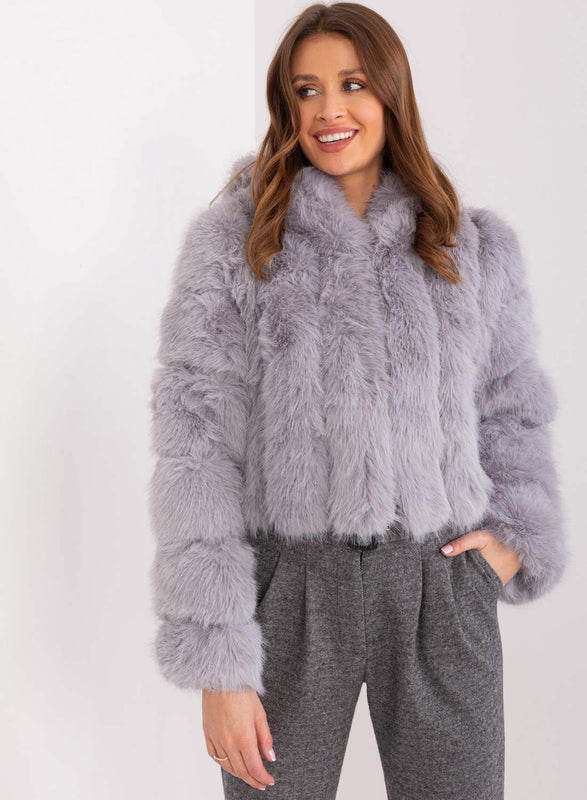 Chaqueta corta de eco-pelusa con capucha de pelo largo gris