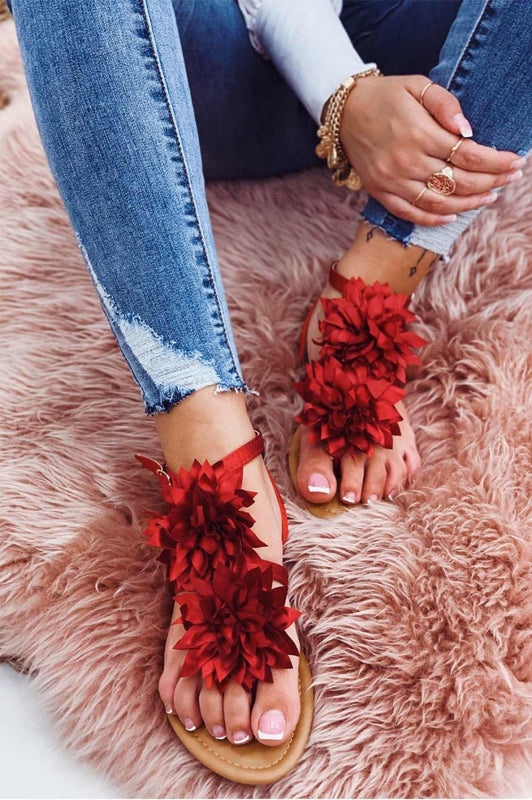 Sandalias de dedo rojas de satén con apliques de flores Connie