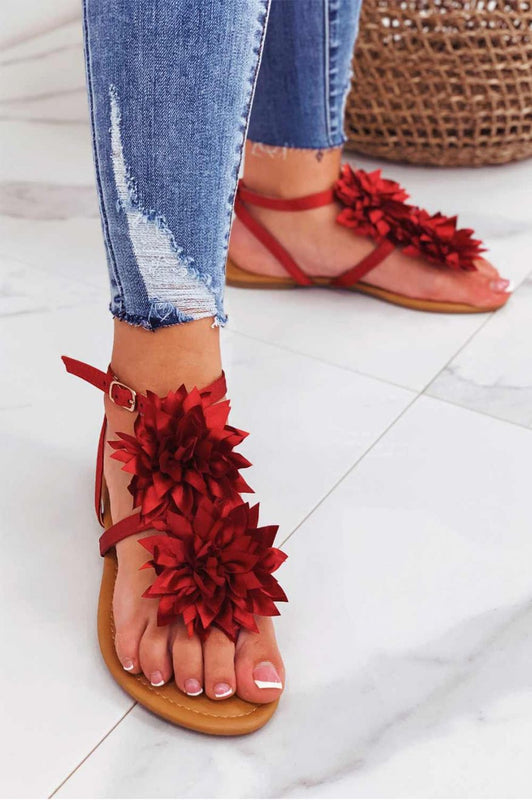 Sandalias de dedo rojas de satén con apliques de flores Connie