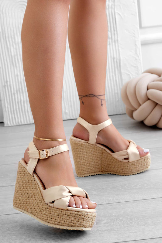 SANDRA - Sandalias cuña raso beige