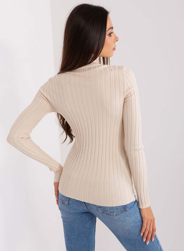 Suéter beige de canalé con cuello alto