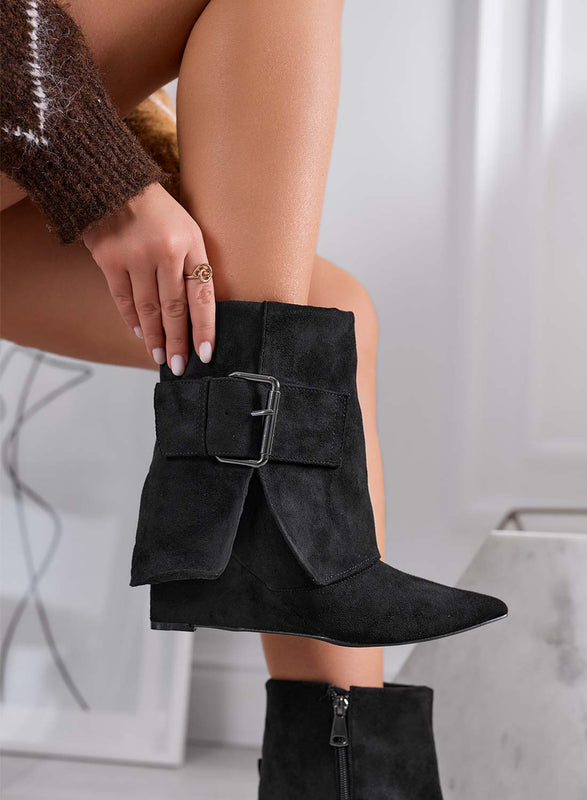 ISHA - Stivaletti neri scamosciati con zeppa e fibbia