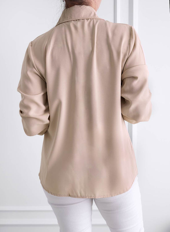 Camisa beige con cuello adornado