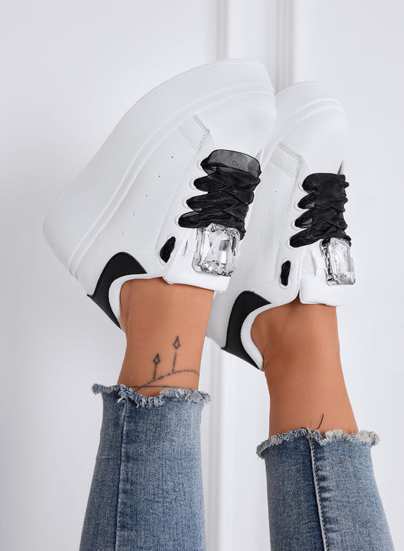 OLIVIA - Zapatillas Platform Blancas con Detalle de Joya y Cordones Negros