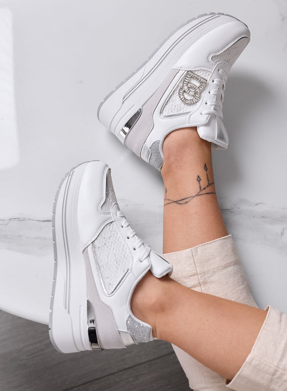 ESTER - Zapatillas Blancas Plataforma con Detalles Plateados y Logo Joya