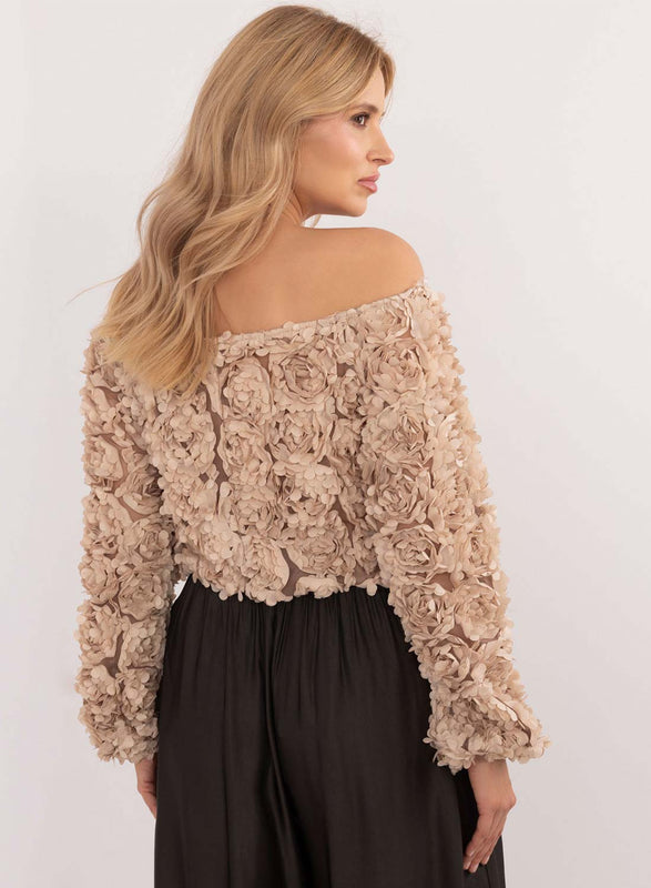 Pull beige avec applications florales et encolure bateau