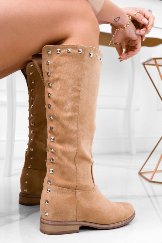 VENERE - Botas de ante beige con cuña interior y tachuelas