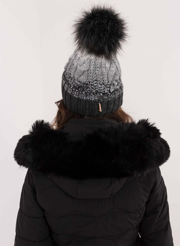 Chapeau gris avec doublure intérieure et pompon