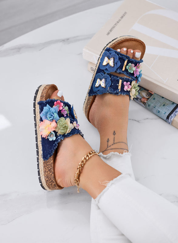 ALIBY - Sandalias azul denim Zapatillas con flores de colores y detalles de joyería sobre suela de corcho