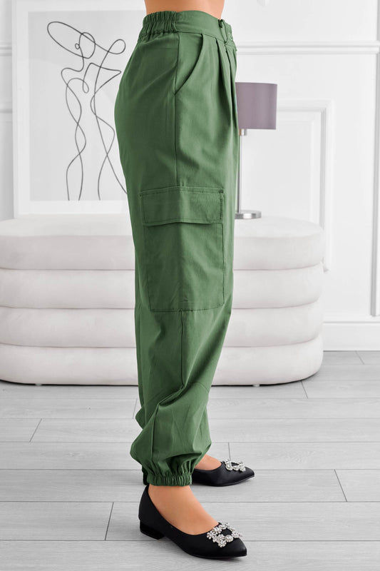 Pantalón cargo verde con bolsillos laterales