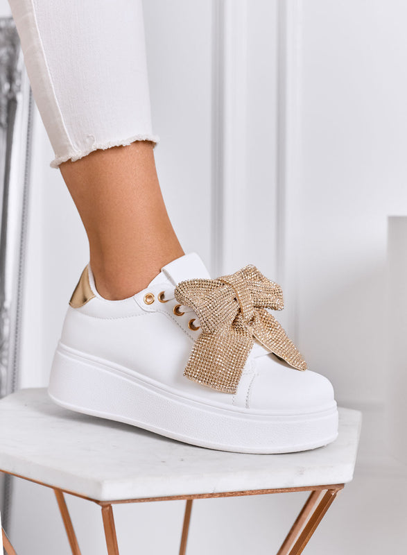 BELGA - Deportivas blancas con lazo de strass dorado