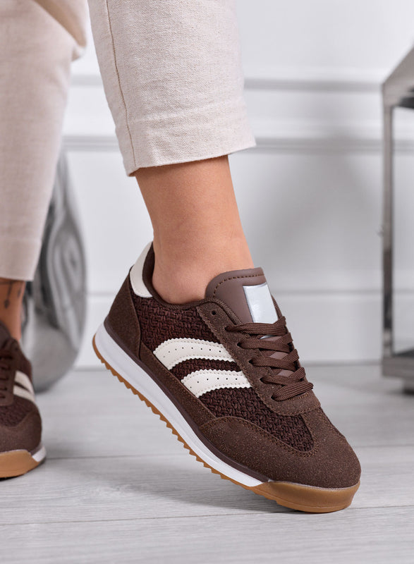 PIERA - Zapatillas marrones de tela con detalles blancos y suela de goma