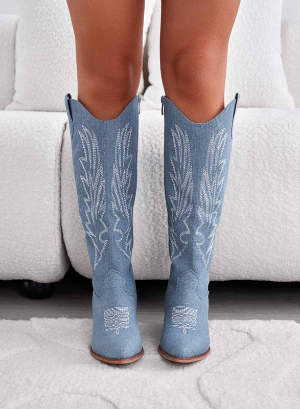 Botas camperas azul vaquero con bordado