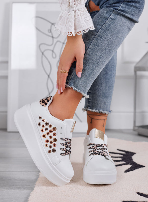 RAFFAELLA - Zapatillas blancas perforadas con ojales e insertos de estampado animal print