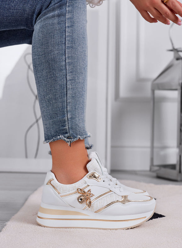 CARMEN - Zapatillas blancas con aplique de joya dorado