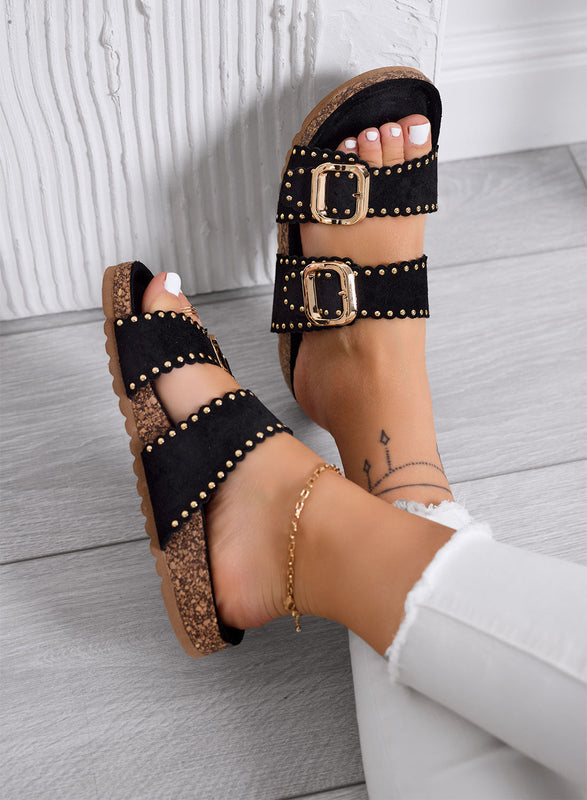 GRETA - Sandalias negras tipo chanclas con tachuelas y hebillas doradas