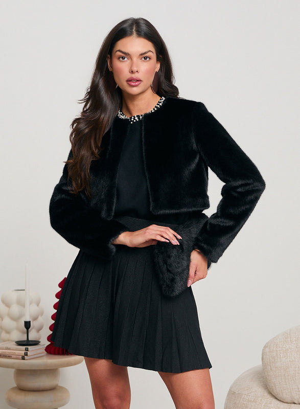 Veste courte noire en fausse fourrure