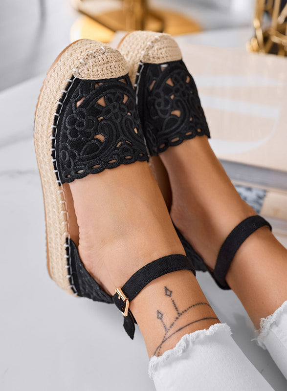 CRISTY - Espadrilles negras bordadas con cinturón al tobillo y suela platform de cuerda
