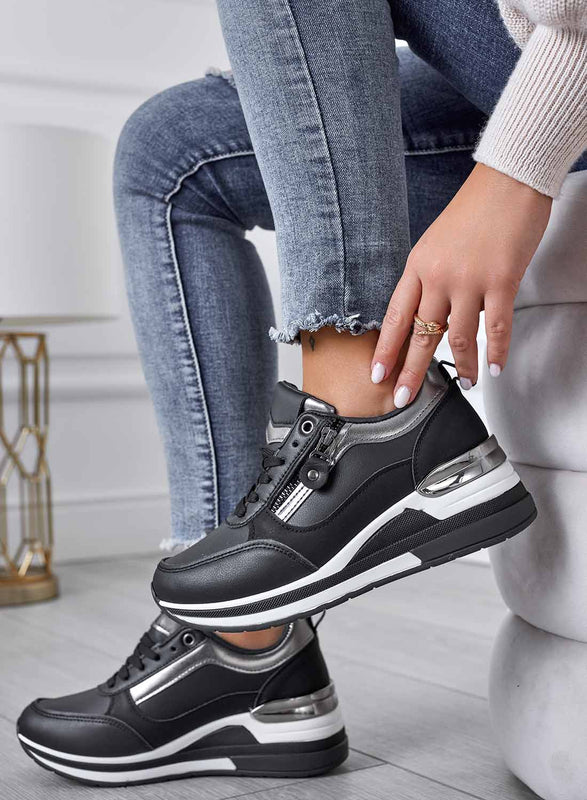 Zapatillas negras con inserciones plateadas