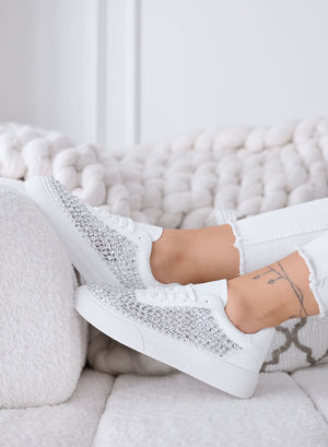 CASSANDRA - Zapatillas Blancas con Strass y Detalles Brillantes