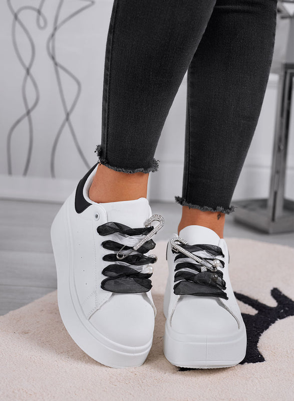 ANGY - Zapatillas blancas platform con cordones de organza negros y broche de joya