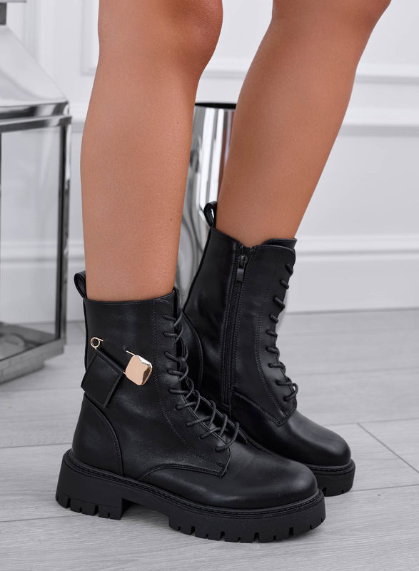 Stivaletti neri anfibi con spilla oro