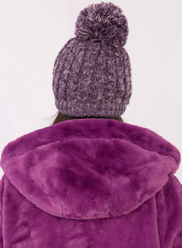 Gorro morado acolchado con strass y pompón