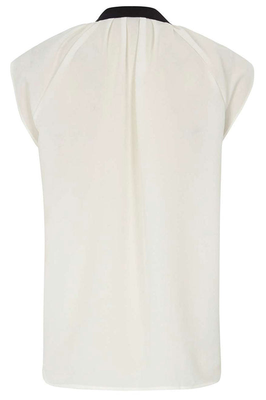 Camiseta blanca con cuello redondo y lazo negro