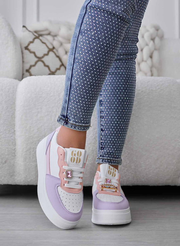 PETRA - Zapatillas blancas con inserciones lilas y aplicaciones de joyas