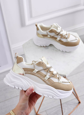 Zapatillas color barro con inserciones de glitter y cordones de strass